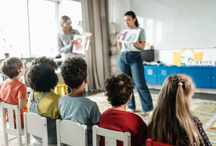 maestra enseñando a niños