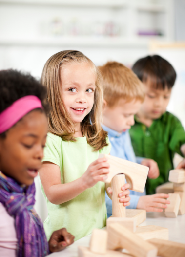 niños haciendo manualidades