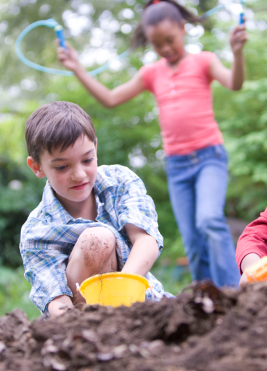 niños jugando con tierra